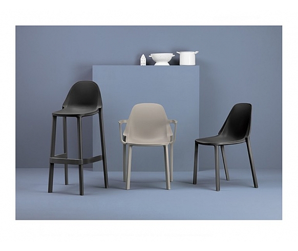 PIÙ A chair